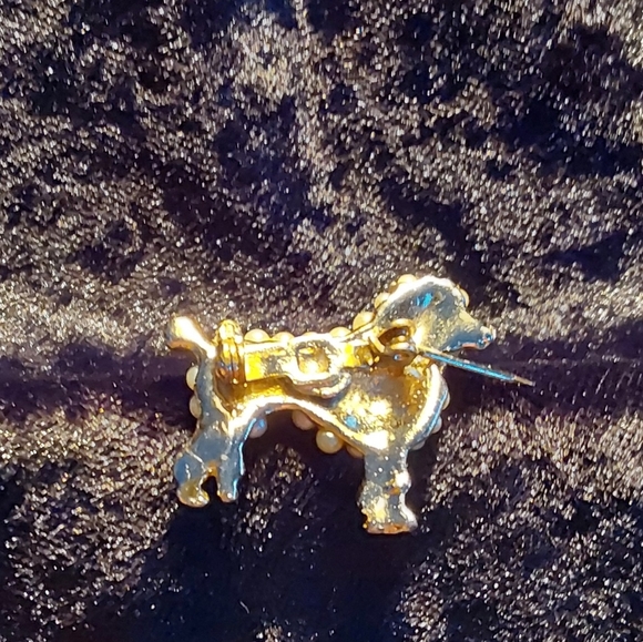 PEARL POODLE DOG PIN - Picture 3 of 3